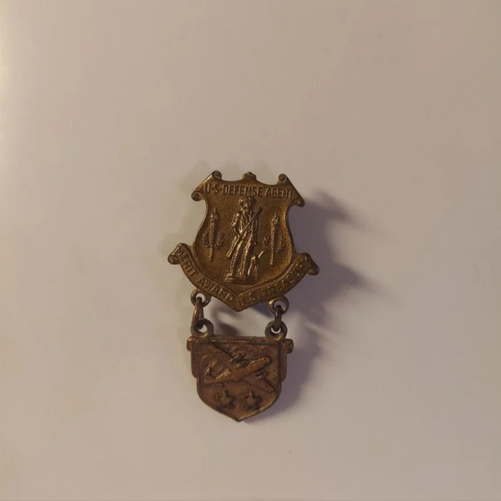 WWII U.S. Defense Agent Merit Award U.S. Treasury Badge Airplane